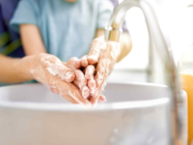 Lo que un simple lavado de manos puede hacer por su hijo
